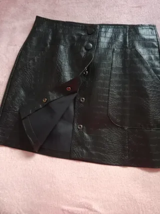 Falda corta negra efecto piel talla 40