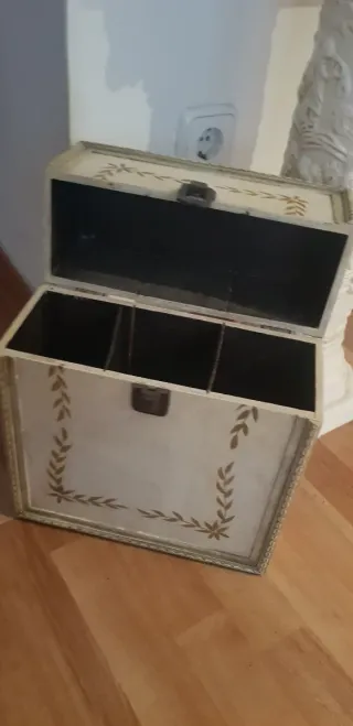 Caja de madera decorada estilo vintage