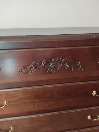 Cómoda antigua de madera