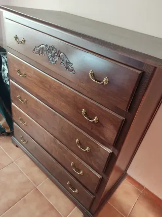 Cómoda antigua de madera