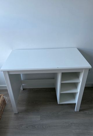 Mesa de estudio blanca con estanterías
