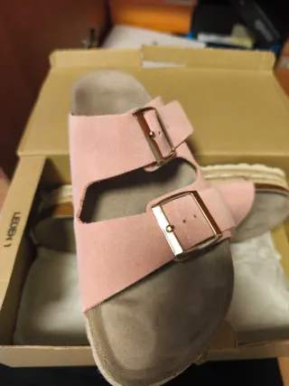 Sandalias rosas con hebillas doradas