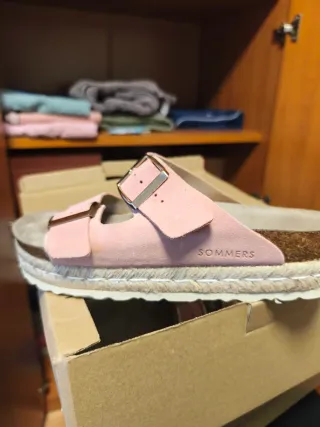 Sandalias rosas con hebillas doradas