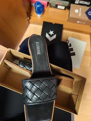 Sandalias rosas con hebillas doradas