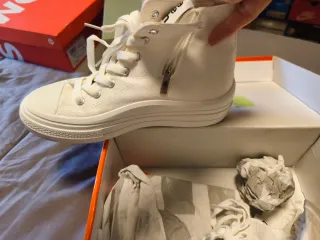 Sandalias rosas con hebillas doradas