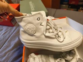 Sandalias rosas con hebillas doradas