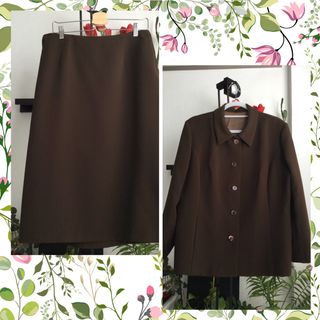 Elegante traje chaqueta y falda marrón chocolate.