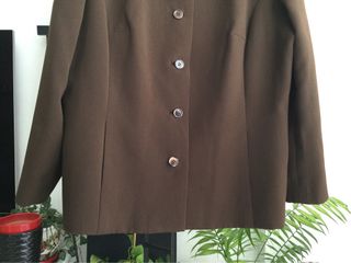 Elegante traje chaqueta y falda marrón chocolate.