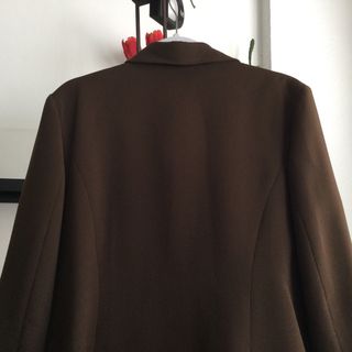 Elegante traje chaqueta y falda marrón chocolate.
