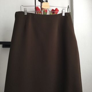 Elegante traje chaqueta y falda marrón chocolate.