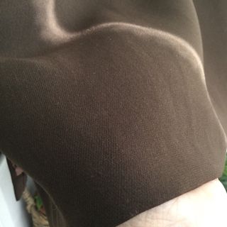 Elegante traje chaqueta y falda marrón chocolate.