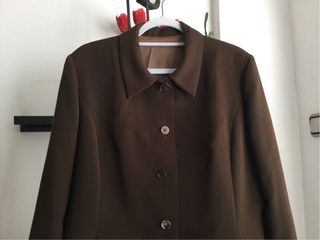 Elegante traje chaqueta y falda marrón chocolate.