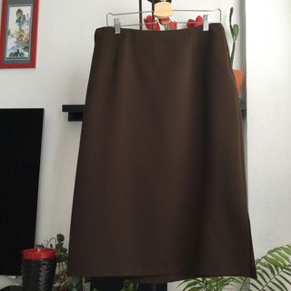 Elegante traje chaqueta y falda marrón chocolate.