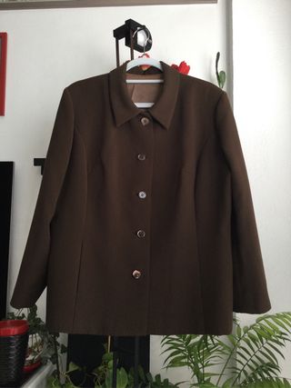 Elegante traje chaqueta y falda marrón chocolate.