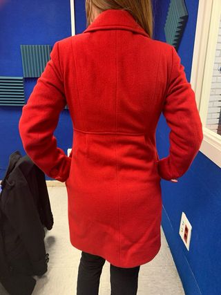 Abrigo de paño rojo