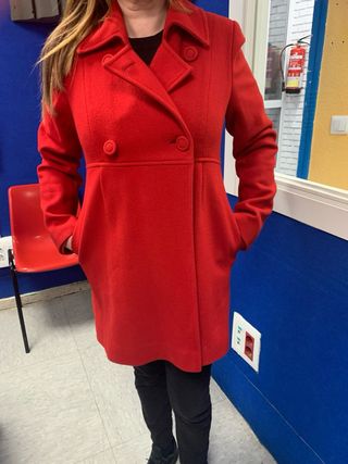 Abrigo de paño rojo