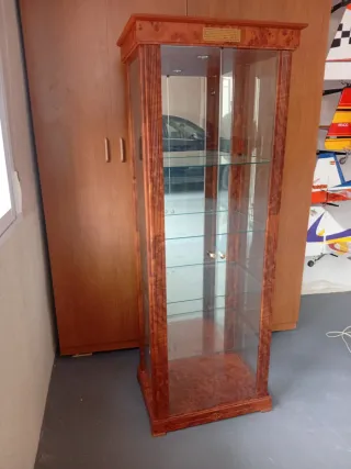 Vitrina de madera con luz y cristal