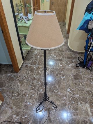 Lámpara de pie forja negra pantalla rústica