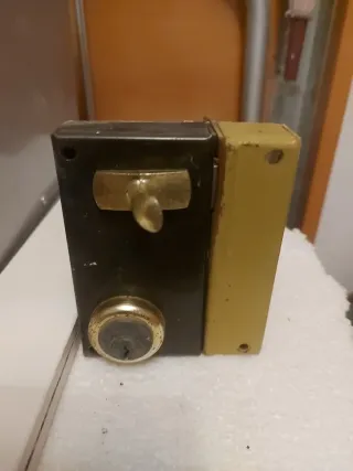 Cerradura de seguridad dorada y negra