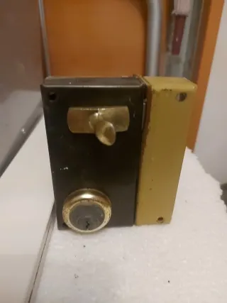 Cerradura de seguridad dorada y negra
