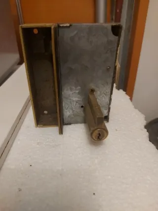 Cerradura de seguridad dorada y negra