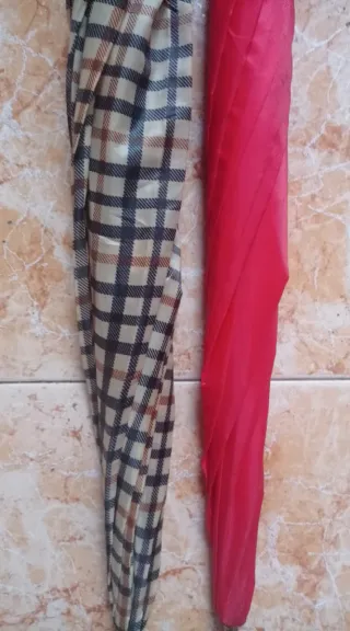 Dos paraguas de mano de distinto diseño.