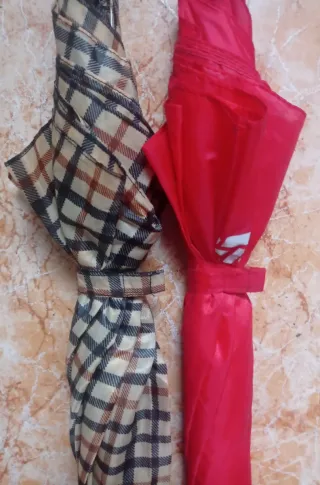 Dos paraguas de mano de distinto diseño.