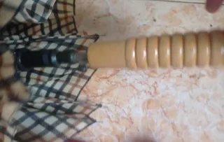 Dos paraguas de mano de distinto diseño.