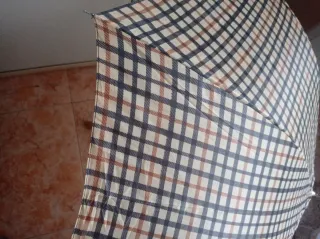 Dos paraguas de mano de distinto diseño.