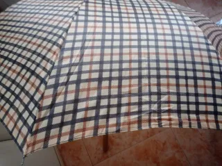 Dos paraguas de mano de distinto diseño.