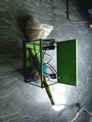 Pecera verde con accesorio. Regalo piedras aparte