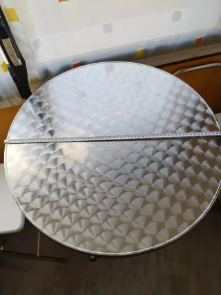 Mesa alta plateada con 2 sillas blancas