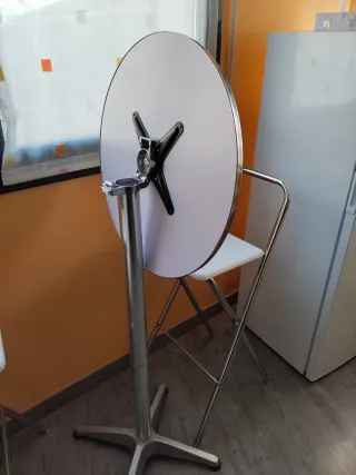 Mesa alta plateada con 2 sillas blancas