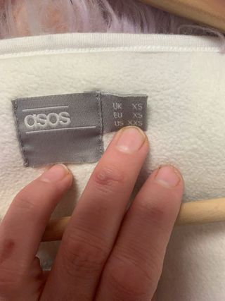 Abrigo pelo blanco y lila ASOS