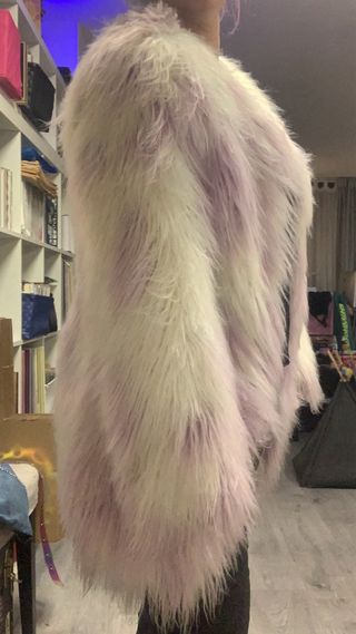 Abrigo pelo blanco y lila ASOS