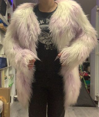 Abrigo pelo blanco y lila ASOS