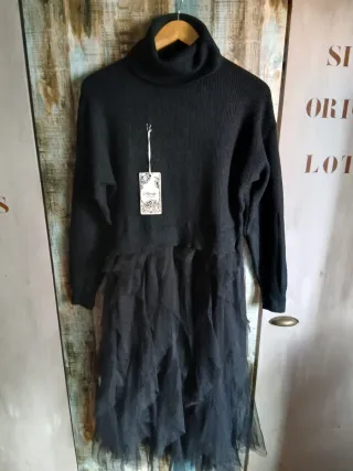 Vestido negro cuello alto tul