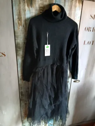 Vestido negro cuello alto tul
