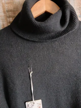 Vestido negro cuello alto tul