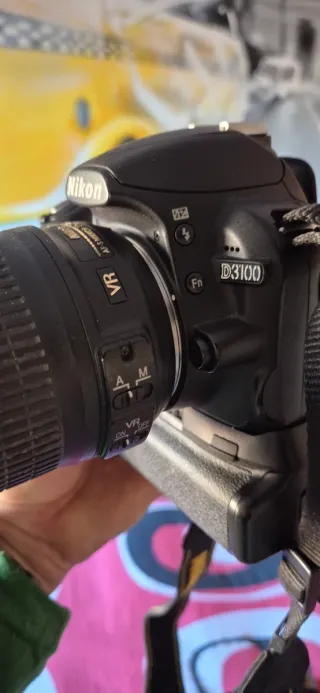 Cámara Nikon D3100 con grip