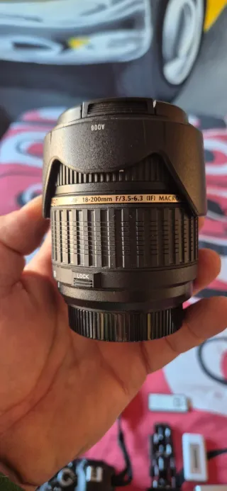 Cámara Nikon D3100 con grip