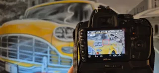 Cámara Nikon D3100 con grip