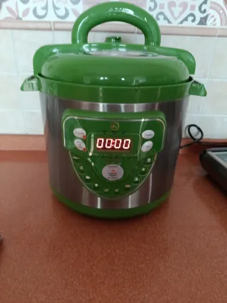 Olla programable verde y plateada