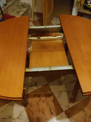 Mesa de comedor redonda de madera y cristal