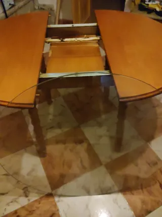 Mesa de comedor redonda de madera y cristal