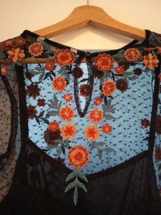 Vestido Zara bordado floral negro