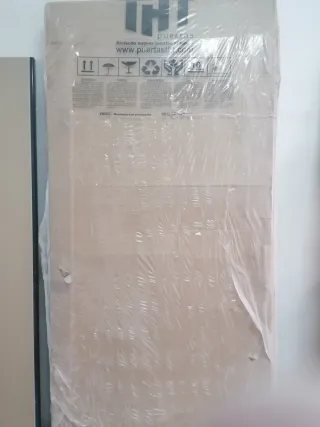 Puerta de entrada blanca