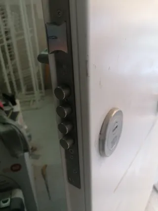 Puerta de entrada blanca