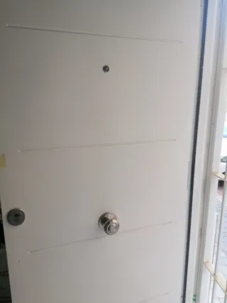 Puerta de entrada blanca