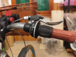 Bicicleta plateada con detalles azules